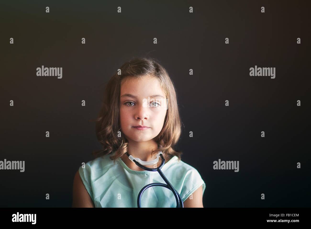 Porträt von Mädchen verkleidet als Krankenschwester mit Stethoskop Blick in die Kamera Stockfoto