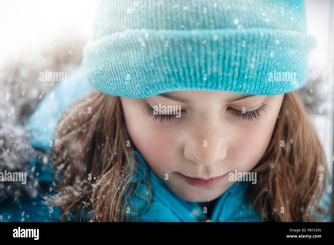 Porträt eines Mädchens tragen stricken Hut blickte, schneit hautnah Stockfoto