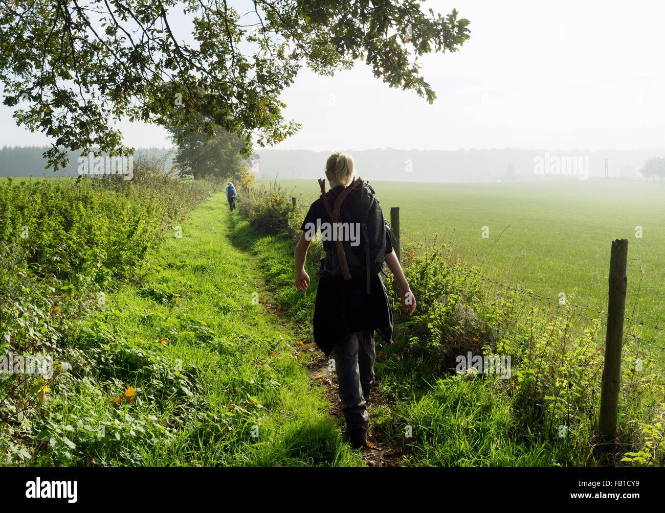 Rückansicht des Teenager-Jungen wandern auf alten römischen Weg, Beaufort, Echternach, Luxemburg Stockfoto