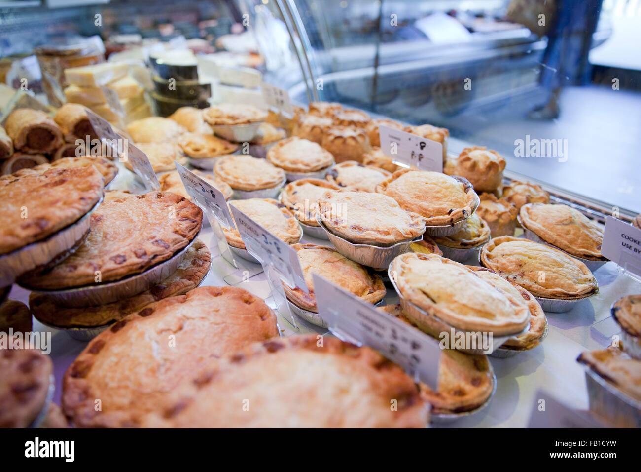 Vielzahl von Frischfleisch Kuchen im Kühlschrank bei Metzger shop Stockfoto