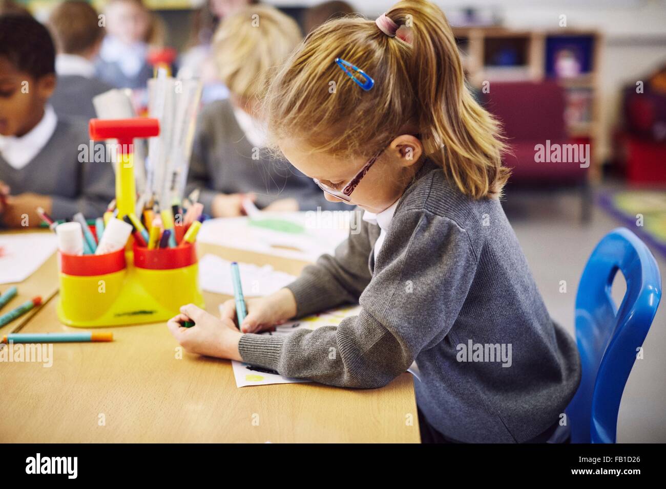 Mädchen, die Konzentration auf die Zeichnung im Unterricht der Grundschule Stockfoto