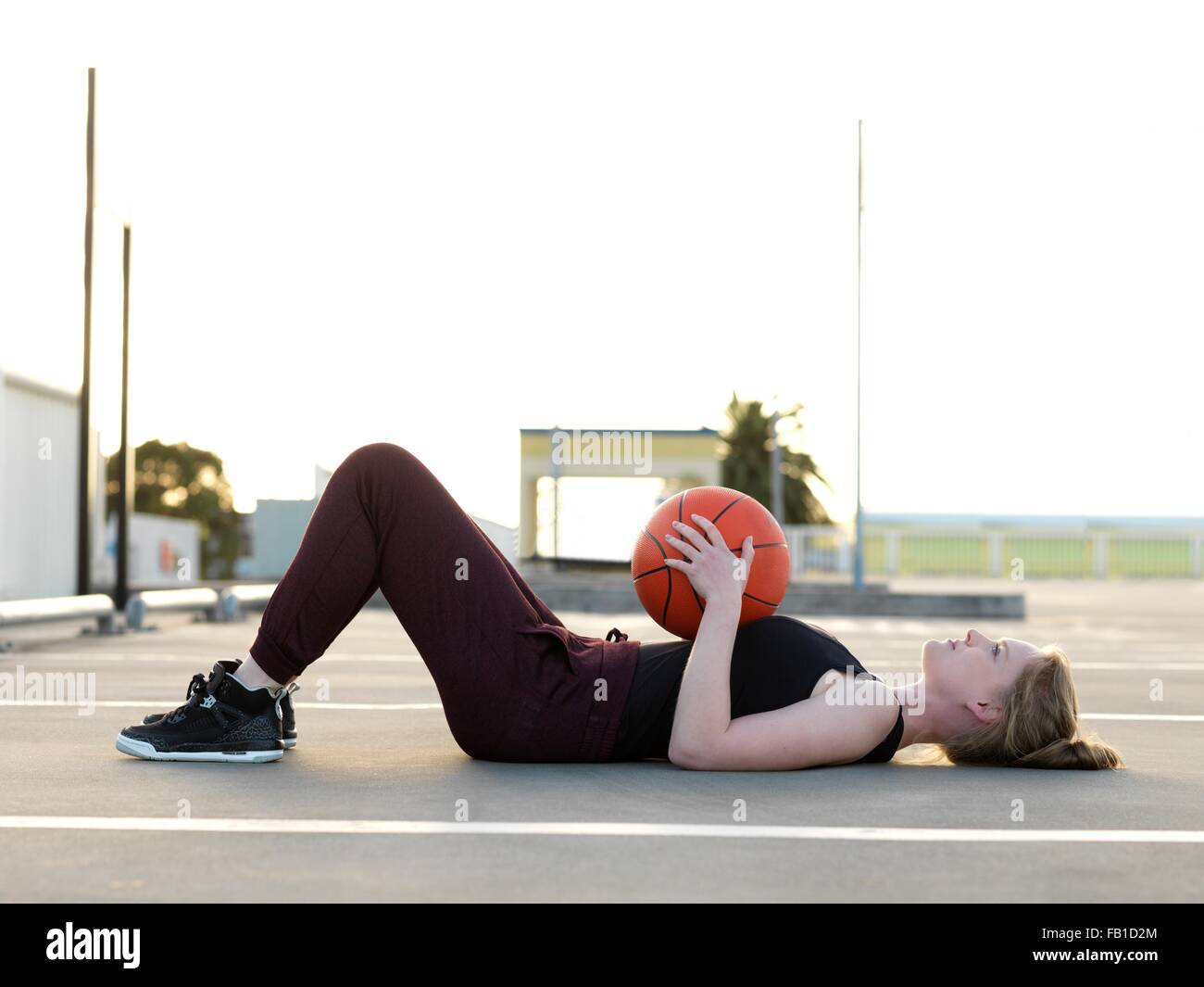 Junge weibliche Basketball-Spieler liegen auf dem Rücken eine Pause Stockfoto