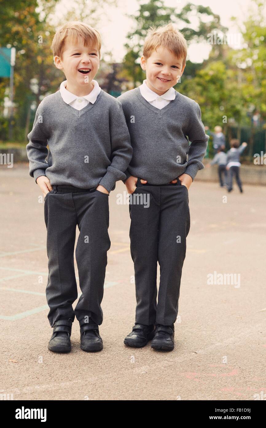 Porträt von elementaren Schuljunge Zwillinge auf Spielplatz Stockfoto
