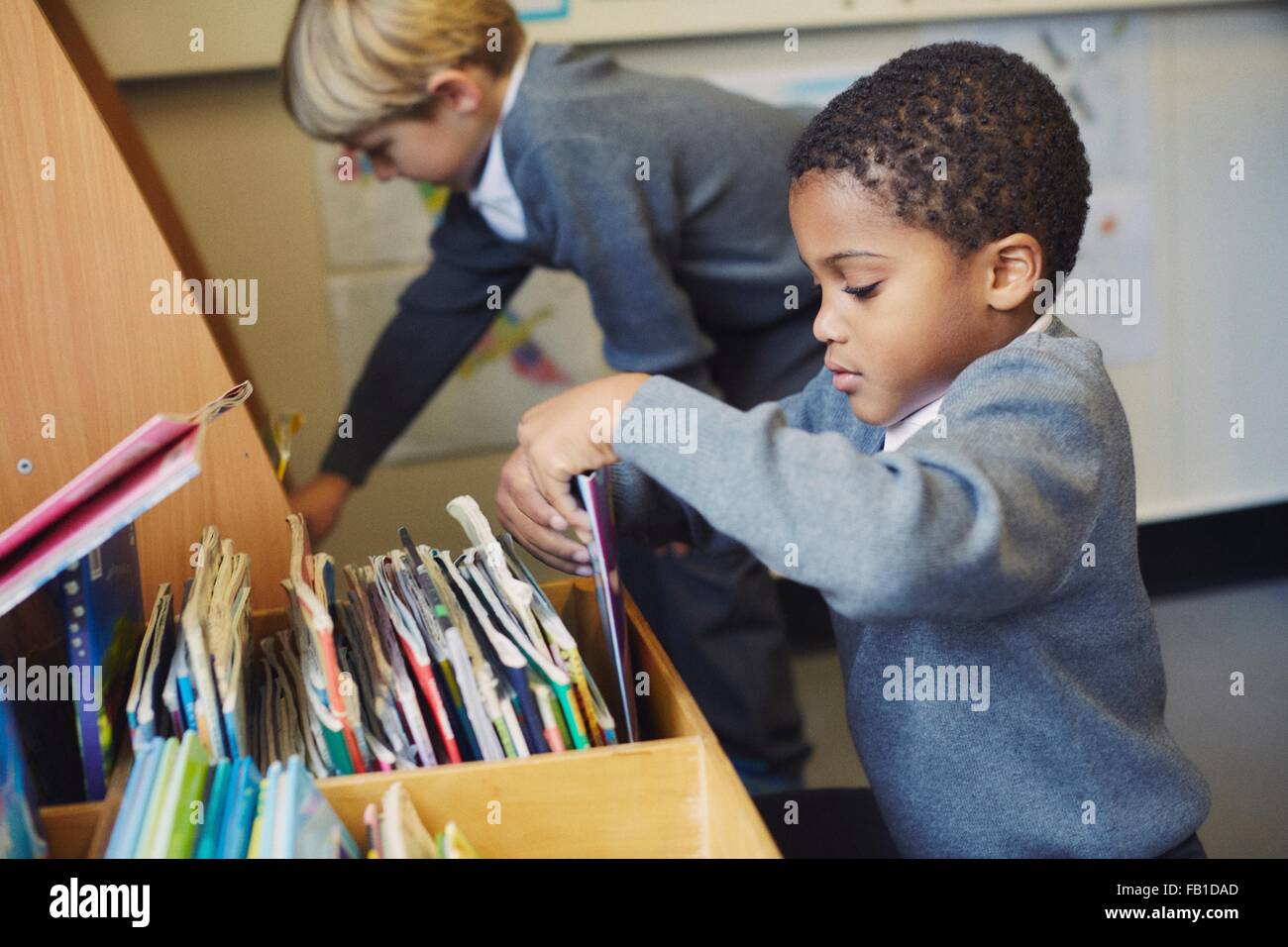 Zwei jungen, die Auswahl der Bücher im Unterricht der Grundschule Stockfoto