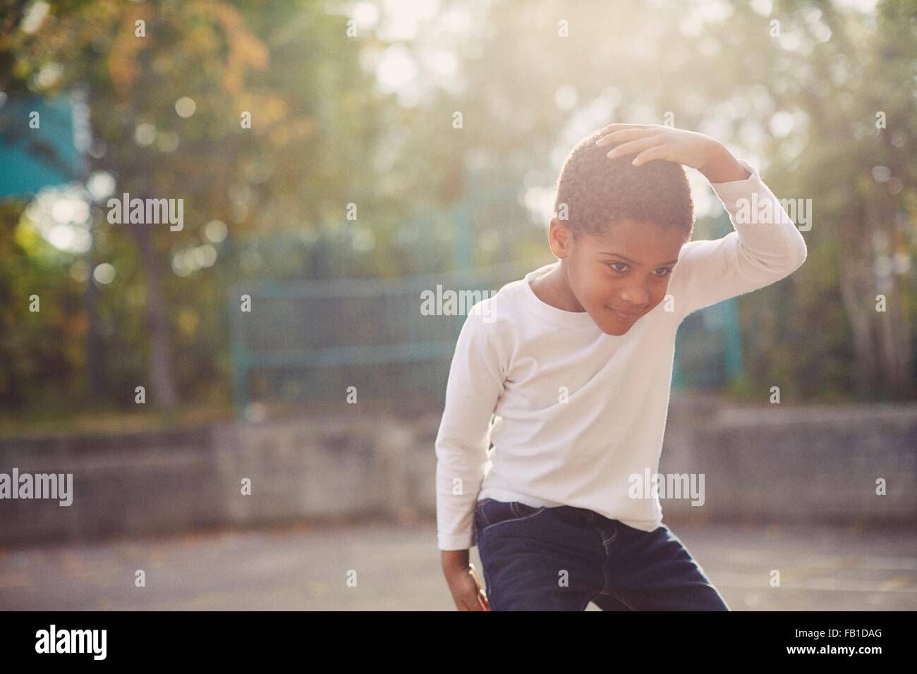 Elementare Schüler tanzen im Schulhof Stockfoto