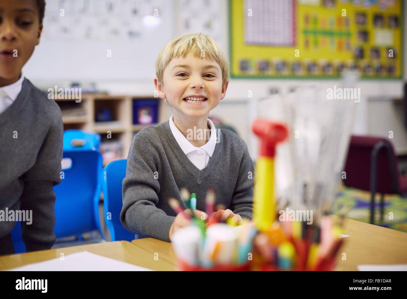 Porträt der boshafte Jungen in der Grundschule Unterricht Stockfoto