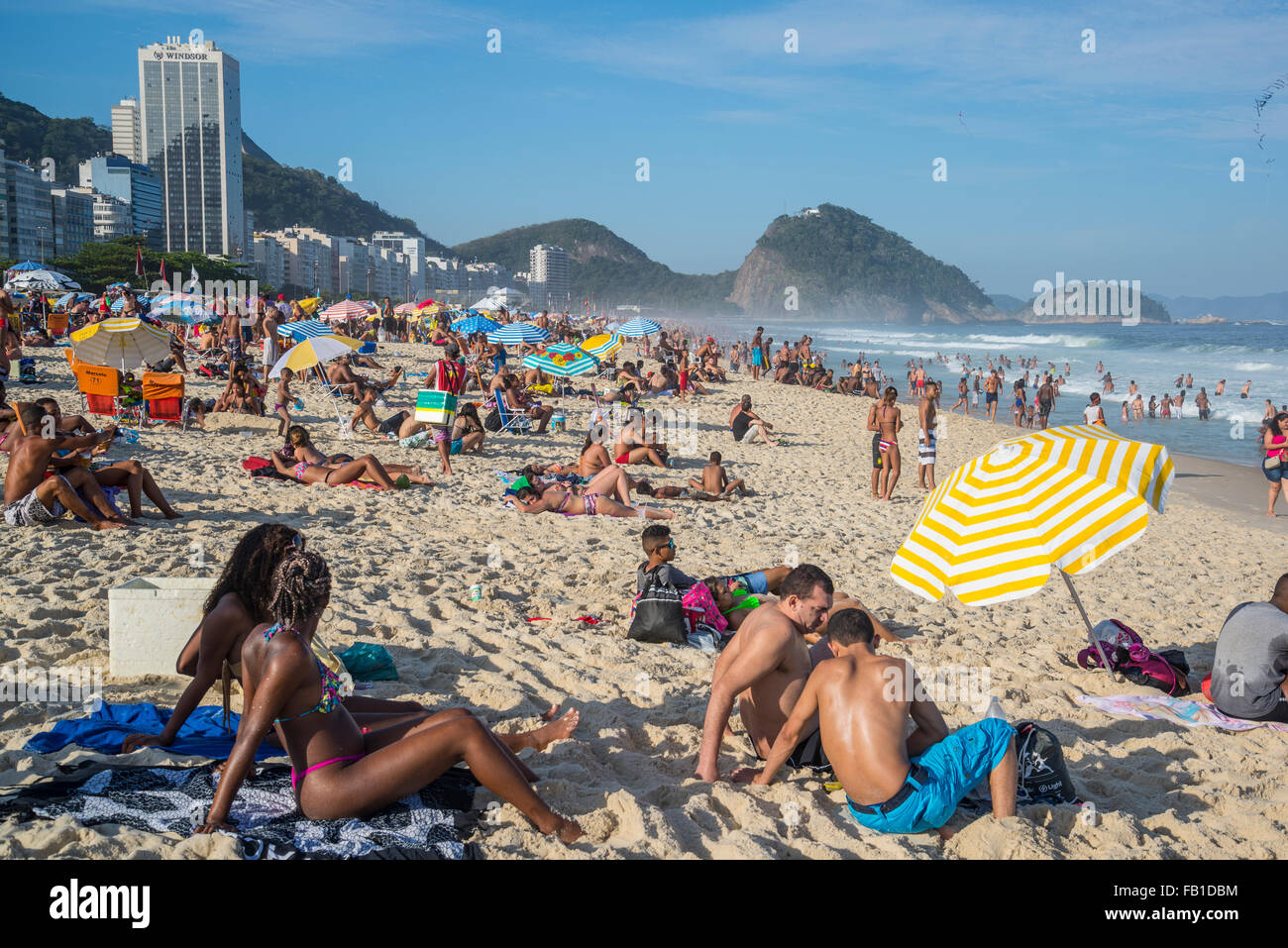 Leute, Sonnenbaden, Strand der Copacabana, Rio De Janeiro, Brasilien Stockfoto