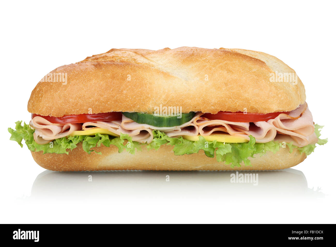 Sub-Deli Sandwich-Baguette mit Schinken, Käse, Tomaten und Kopfsalat Seitenansicht isoliert auf weißem Hintergrund Stockfoto