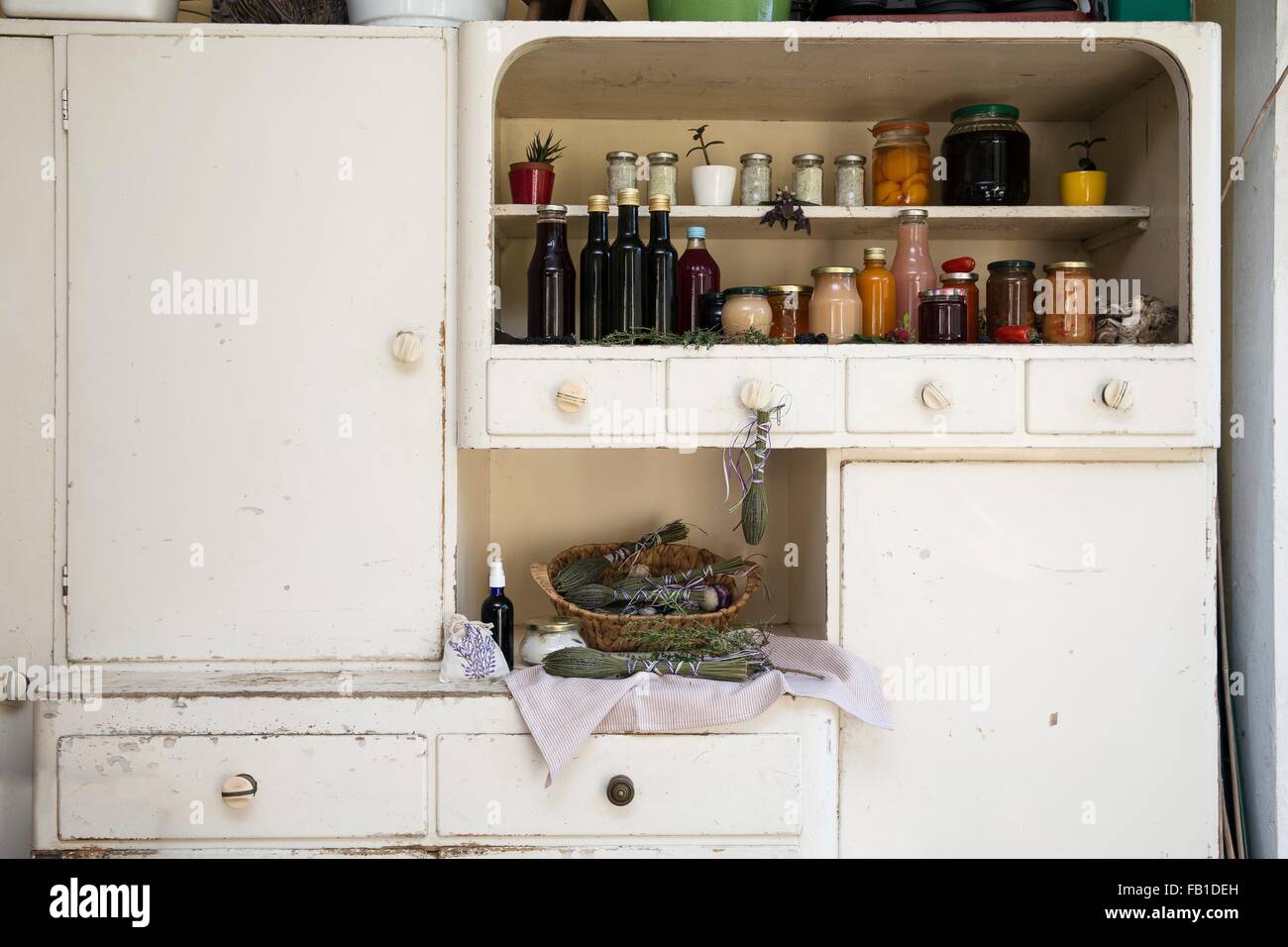 Gläser und Flaschen der hausgemachte Speisen im Retro-Stil-Küche-Kabinett Stockfoto