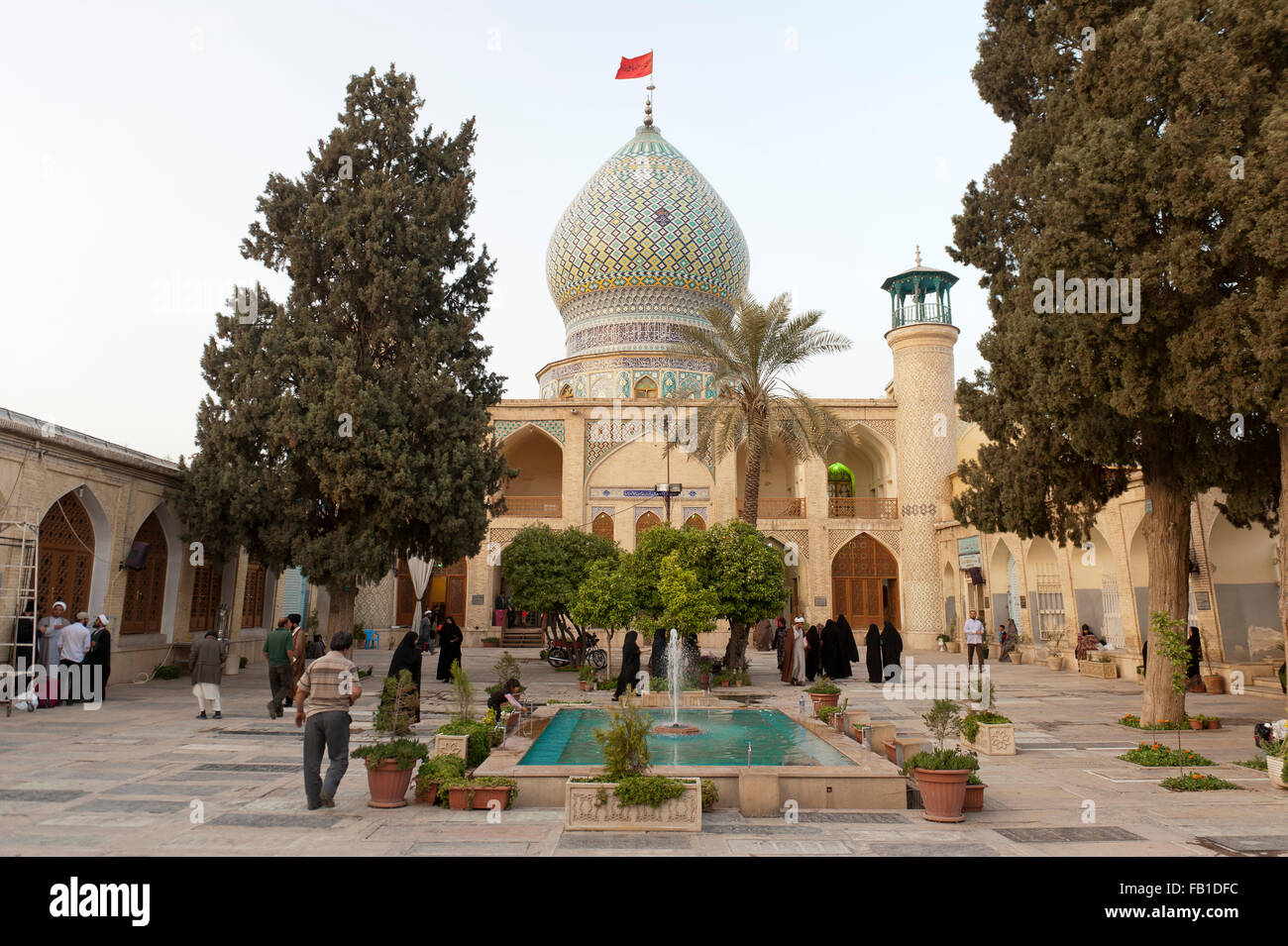 Moschee Imamzadeh-ye Ali Ebn-e Hamze oder Ali ibn Ahmad ibn Hamza, Innenhof mit Pool, Mausoleum, Grabmoschee, Shiraz, Iran Stockfoto