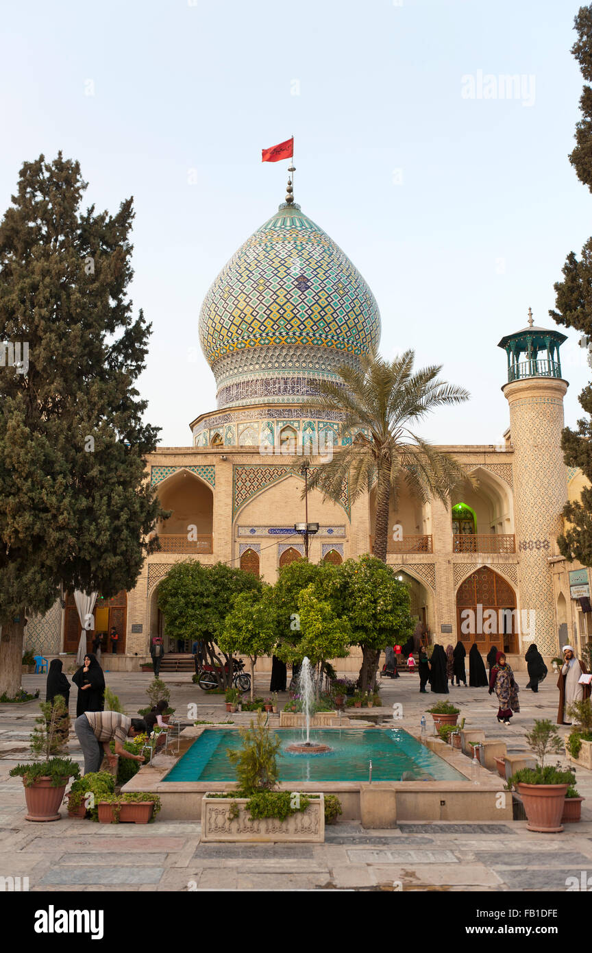 Moschee Imamzadeh-ye Ali Ebn-e Hamze oder Ali ibn Ahmad ibn Hamza, Innenhof mit Pool, Mausoleum, grave Moschee, Shiraz, Iran Stockfoto