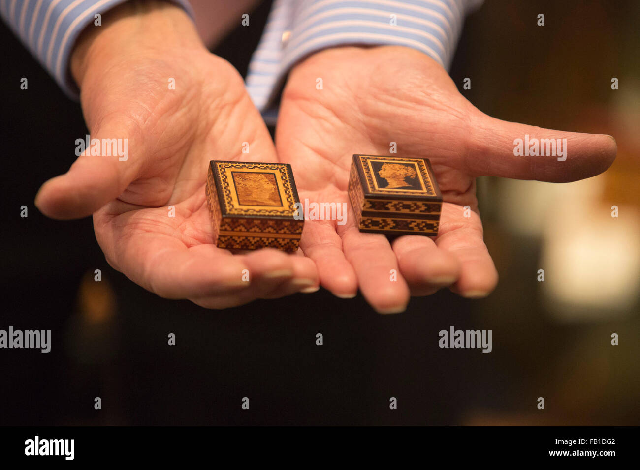 London, UK. 7. Januar 2016. Eine seltene Tunbridge Wells-Stempel-Box, um 1870 wurde Königin Victoria mit ihren Augen auf der rechten Seite, möglicherweise ein Arbeiter Fehler GBP 375 von Amherst Antiquitäten. Mayfair Antiquitäten und Fine Art Fair mit einer beeindruckenden Auswahl an einzigartigen und seltenen Antiquitäten zum Verkauf aus der ganzen Welt auf das London Marriott Hotel Grosvenor Square eröffnet und läuft bis zum 10 Januar. Stockfoto