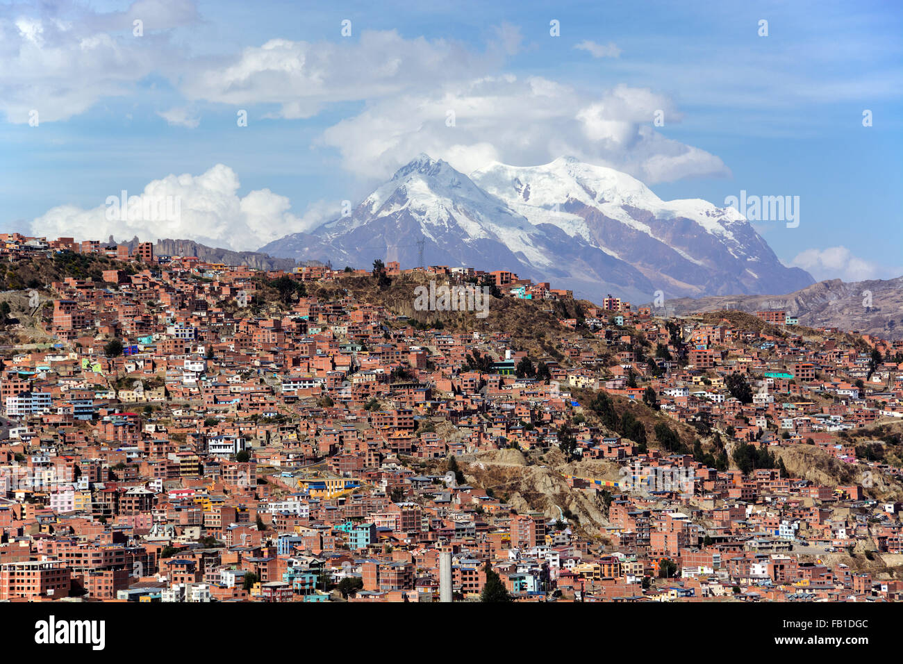 Slums, hinter dem Berg Illimani, La Paz, Bolivien Stockfoto