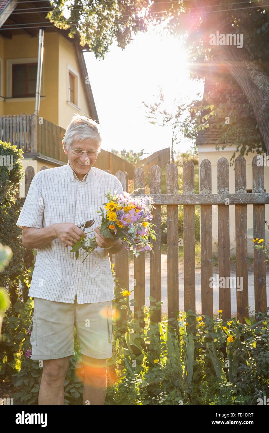 Senior woman in Garten, Holding-Bündel von frischen Schnittblumen Stockfoto