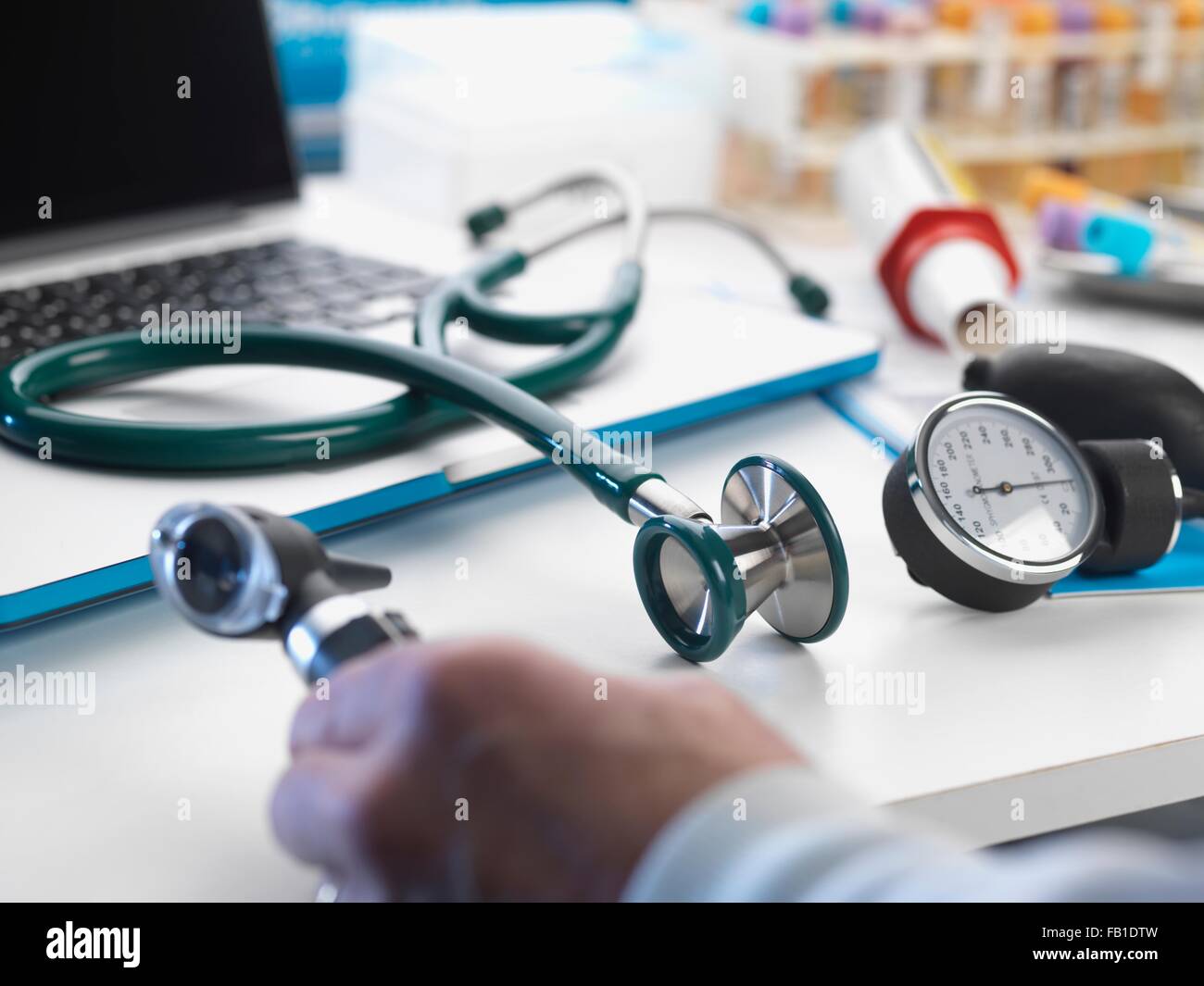 Arzt, Kommissionierung bis Auriscope mit Stethoskop und Blutdruck messen  vom Schreibtisch Stockfotografie - Alamy