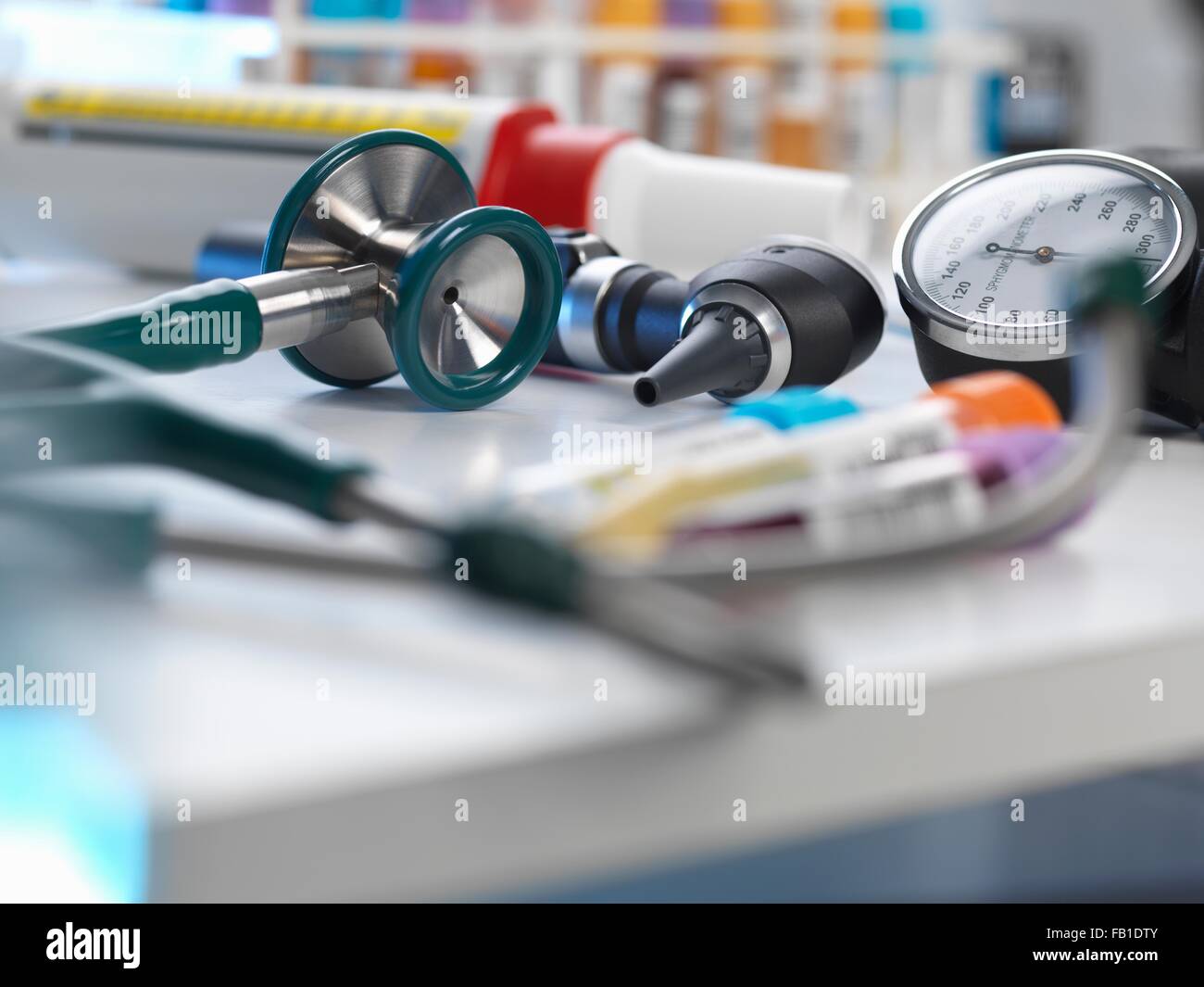 Stethoskop, Auriscope, Blut-Manometer am Schreibtisch Stockfoto