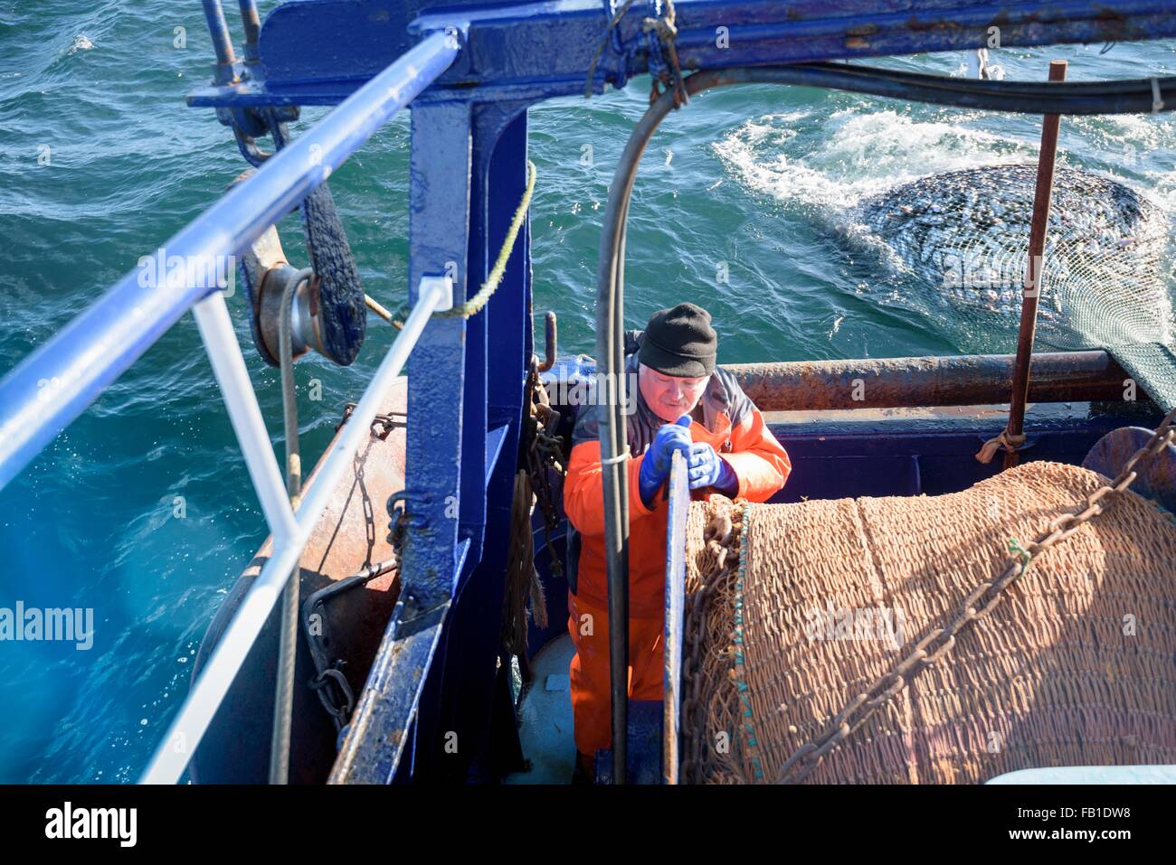 Fischer bringen fangen auf trawler Stockfoto