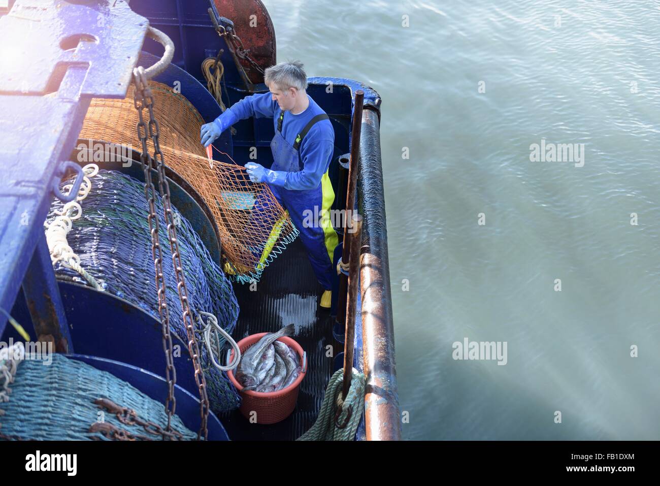 Fischer Netz auf Trawler, erhöhte Ansicht Vorbereitung Stockfoto