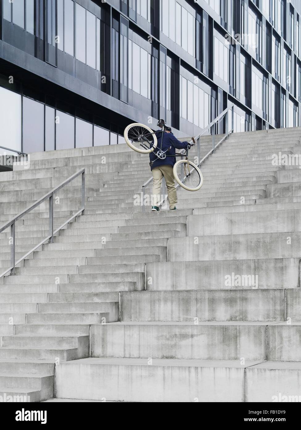 Urbane Radfahrer Fahrrad aufsteigende Treppe tragen Stockfoto