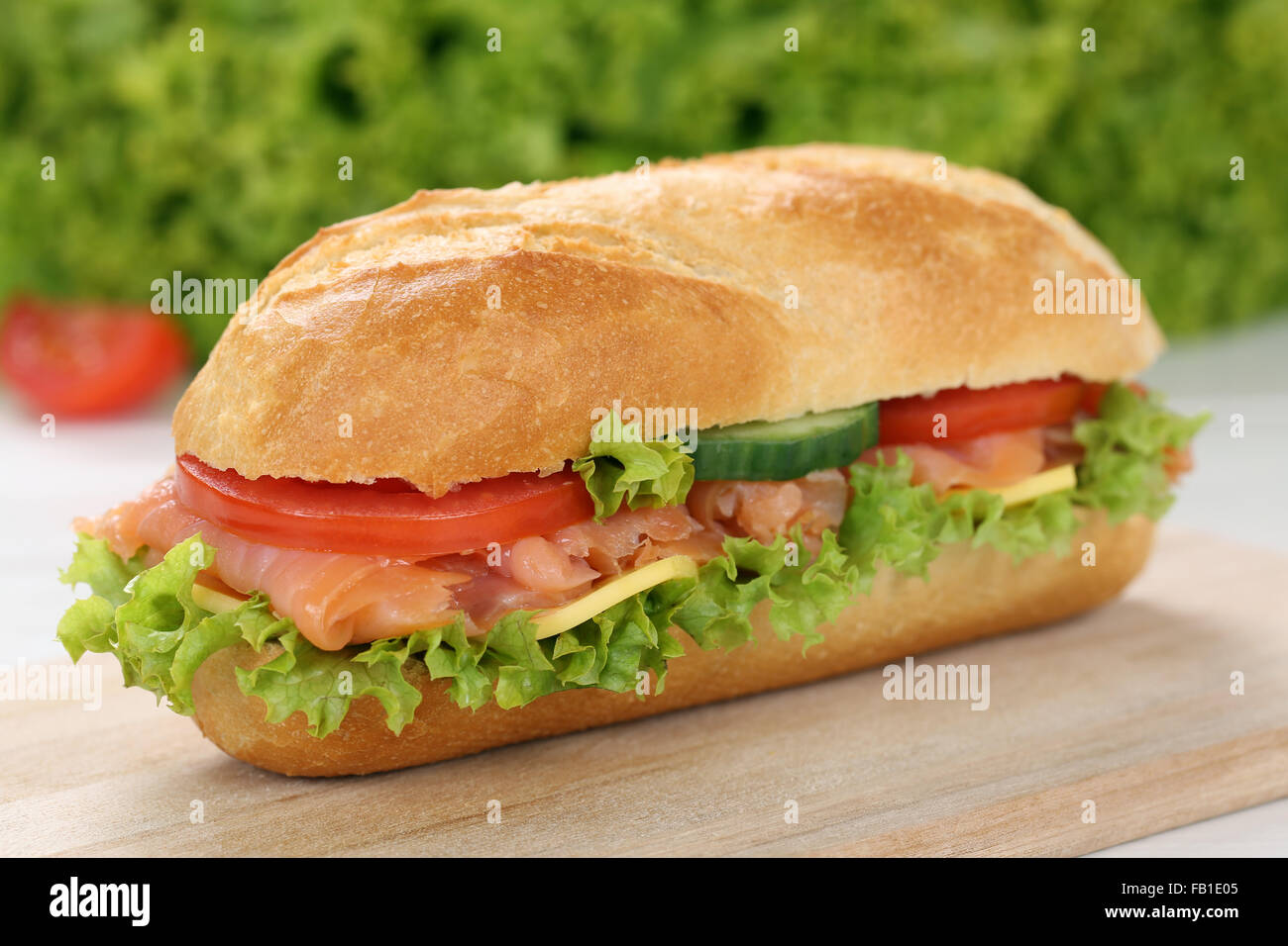 Sub-Deli Sandwich Baguette mit Lachs Fisch, Käse, Tomaten und Salat Stockfoto