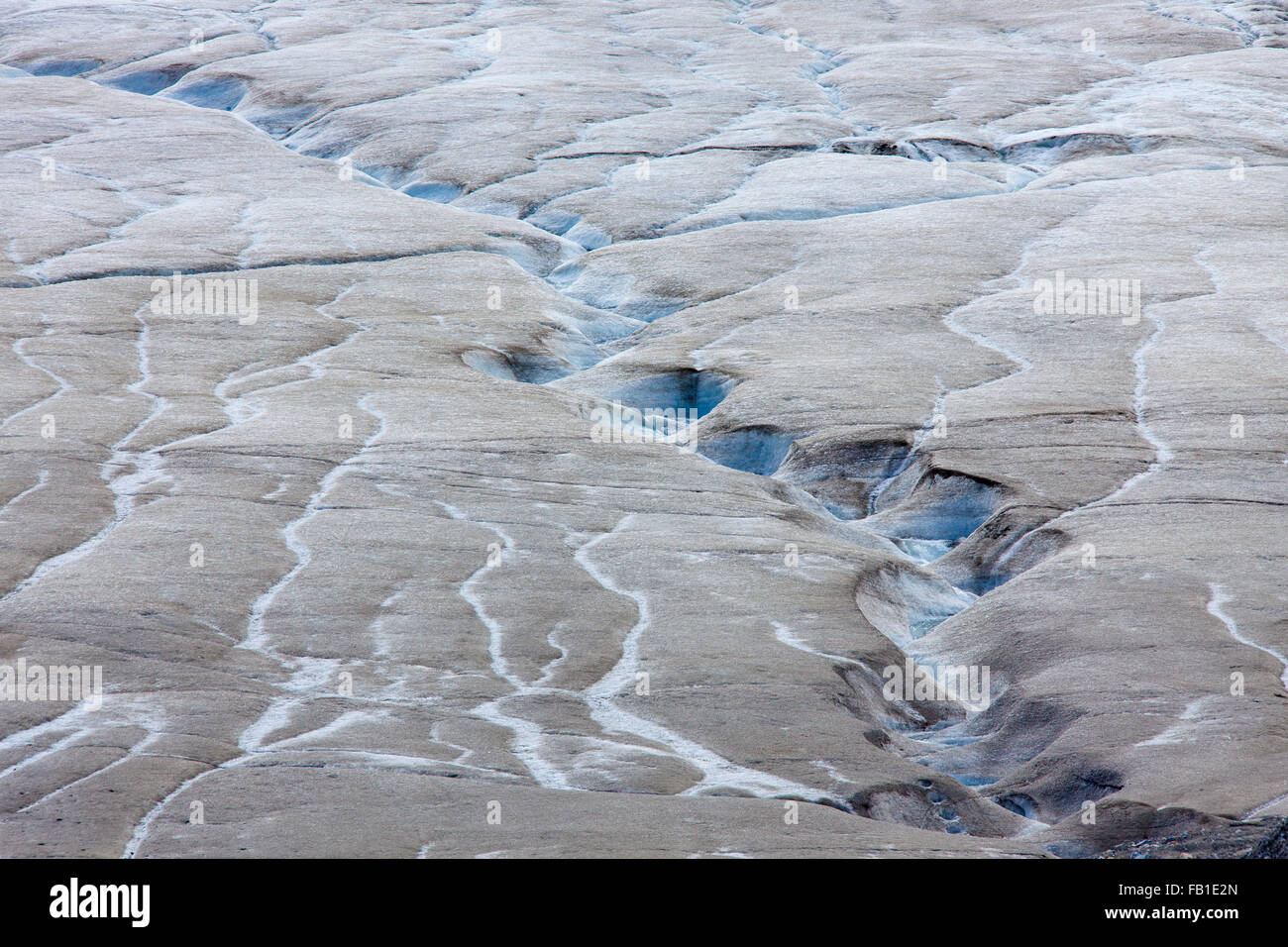 Supraglazialen / Oberfläche Schmelzwasser fließt durch gewundenen Kanal am Gletscher Stockfoto