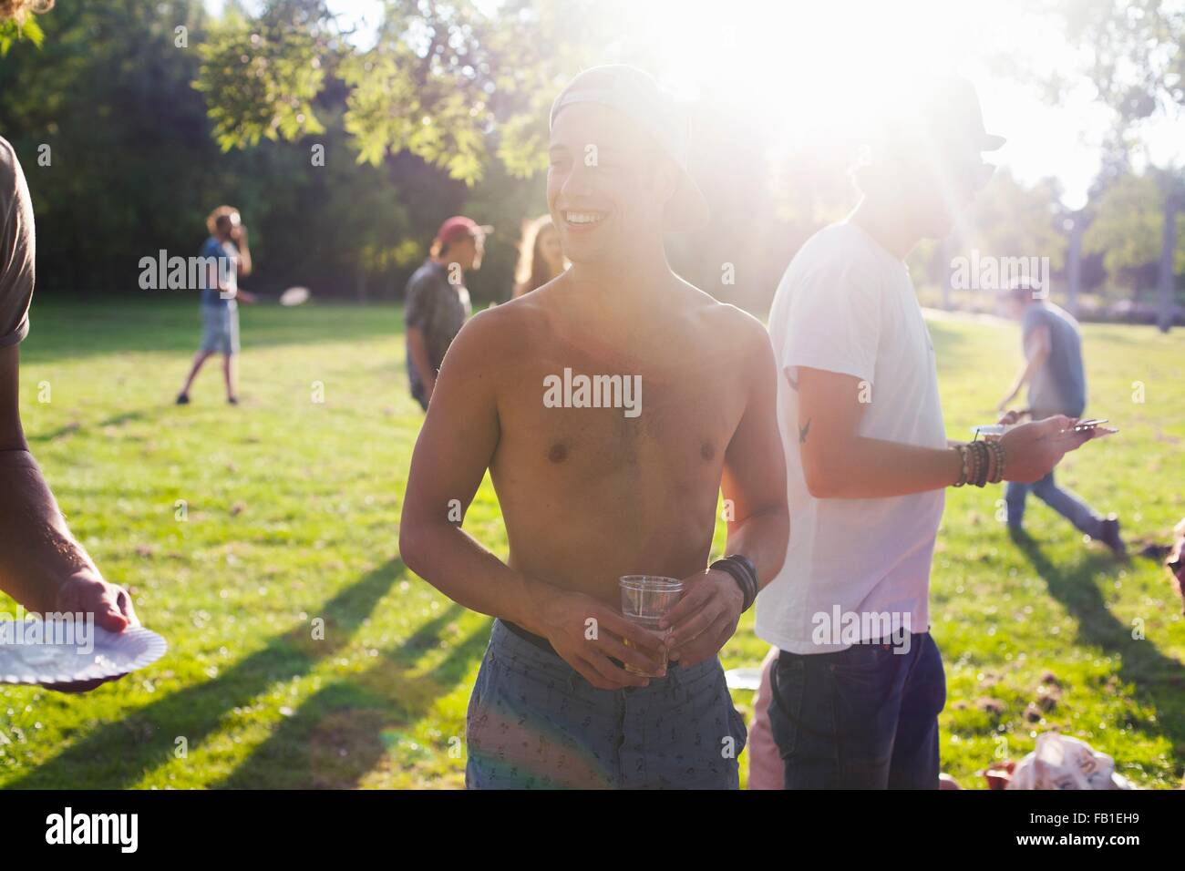 Erwachsene Freunde auf sunset Party im park Stockfoto