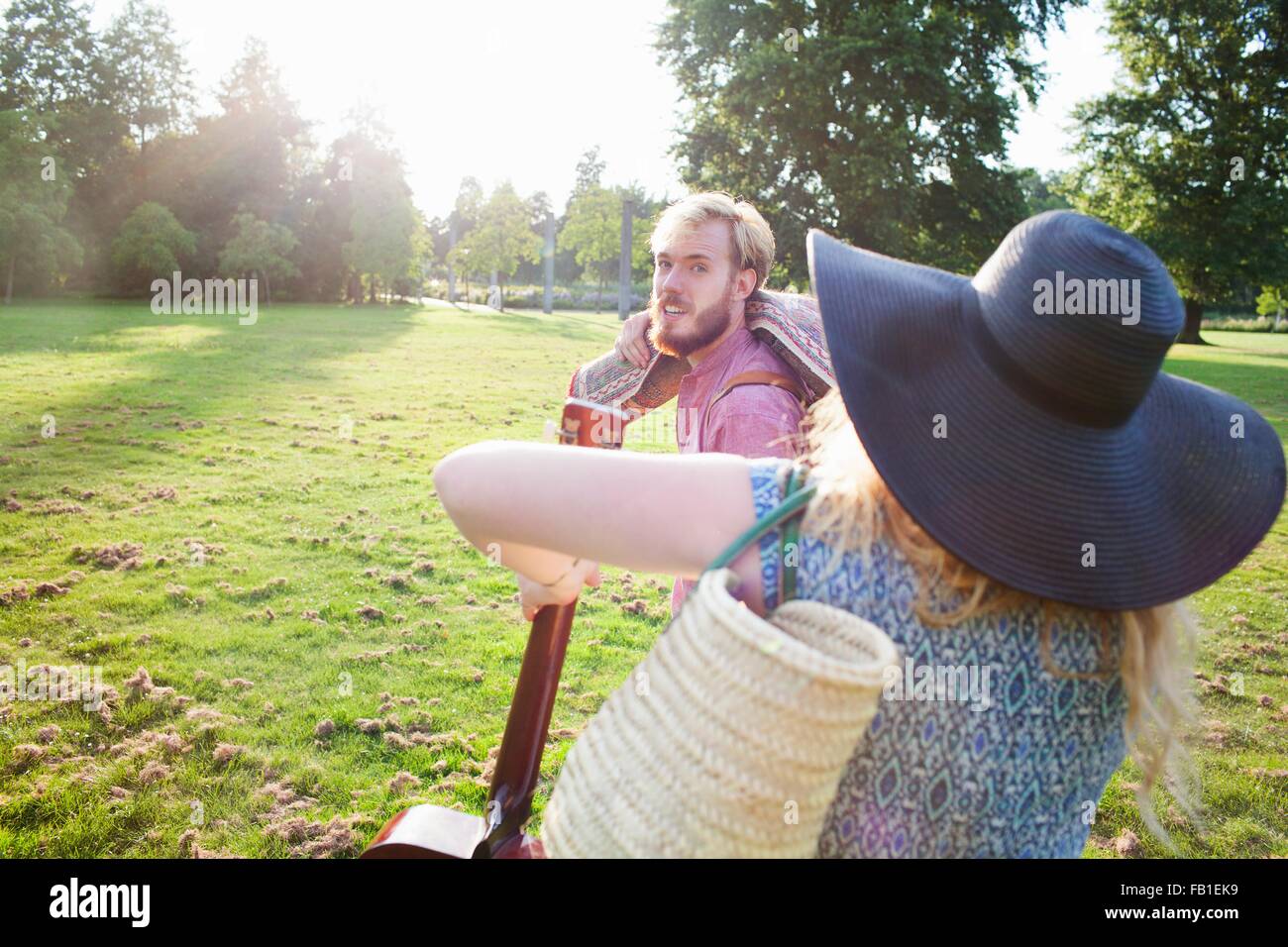 Romantische junges Paar mit Teppich für Picknick im park Stockfoto