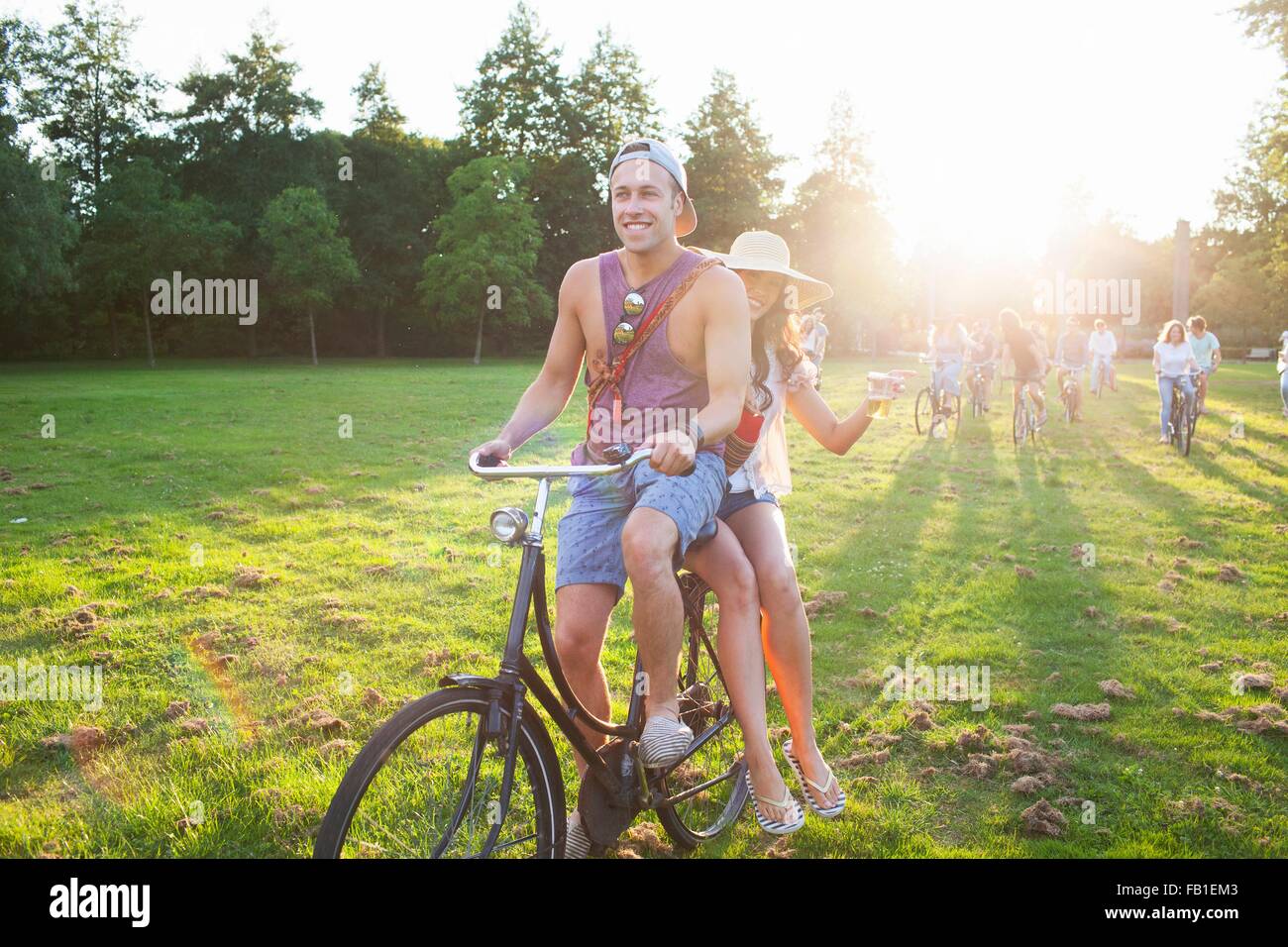 Menge der Partygoing Erwachsenen Ankunft auf Zyklen zu sunset Park