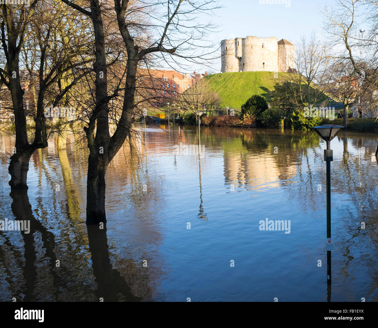 Reflexionen im St.-Georgs Field Park während des Hochwassers von Weihnachten 2015, York, Yorkshire, England Stockfoto