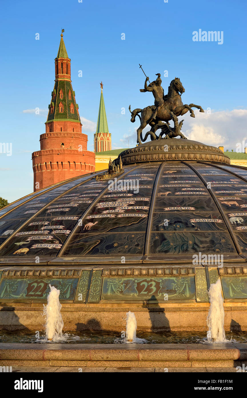 Fontan Weltzeituhr mit St. George auf dem Hintergrund des Moskauer Kremls Stockfoto