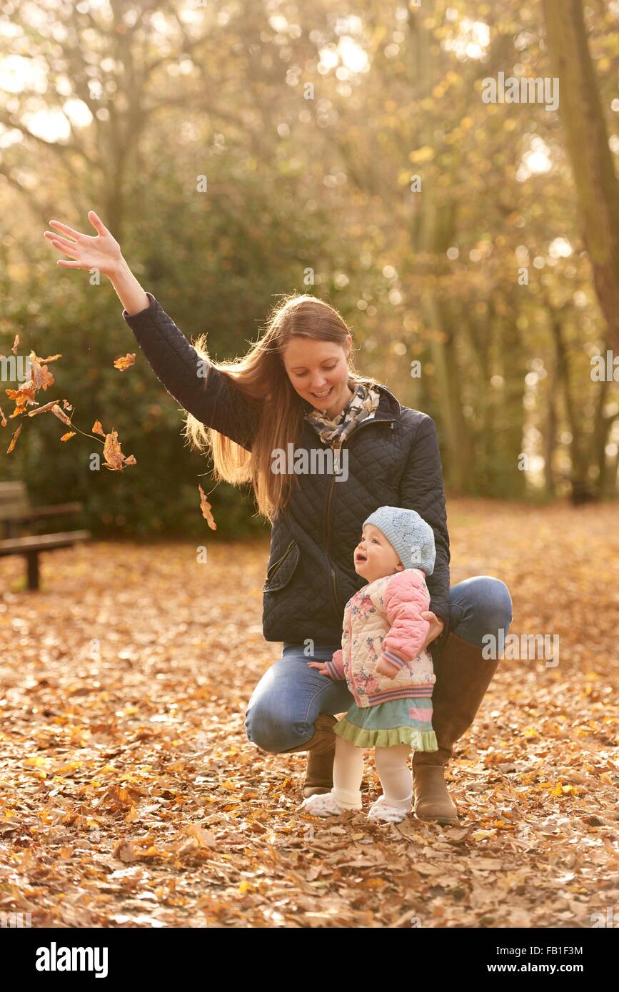 Mitte Erwachsene Frau und Baby lässt Tochter gerade Herbst im park Stockfoto