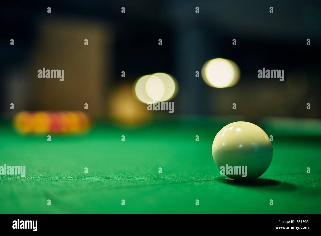 Nahaufnahme eines weißen Spielball auf Billardtisch Stockfoto