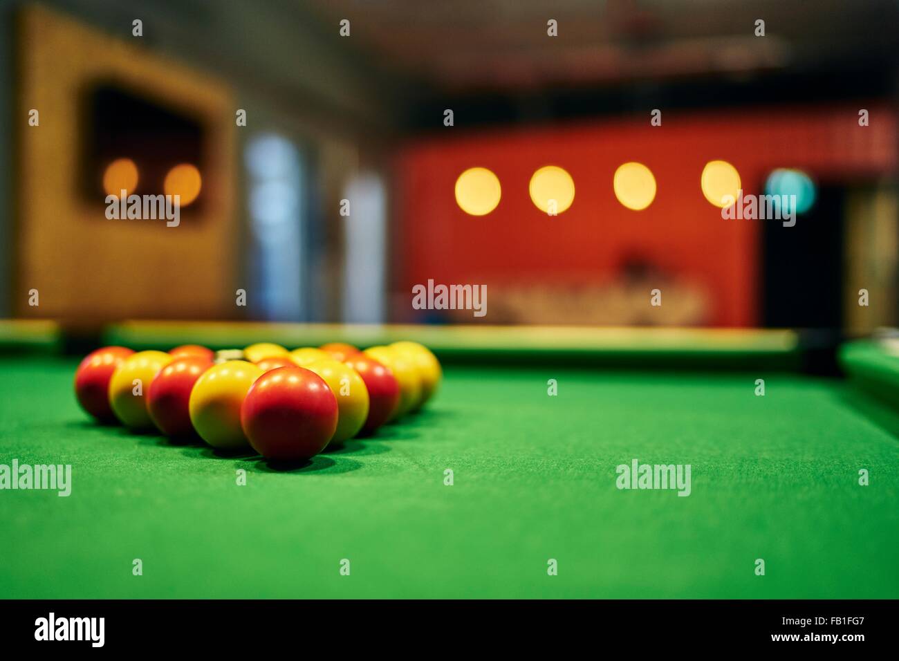 Nahaufnahme von gelben und roten Billardkugeln auf Billardtisch Stockfoto