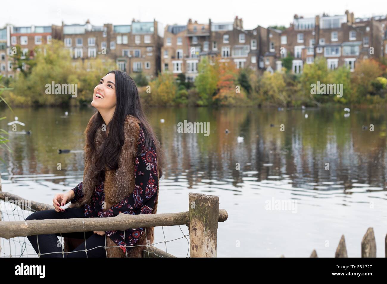 Junge Frau entspannende See, Hampstead Heath, London Stockfoto