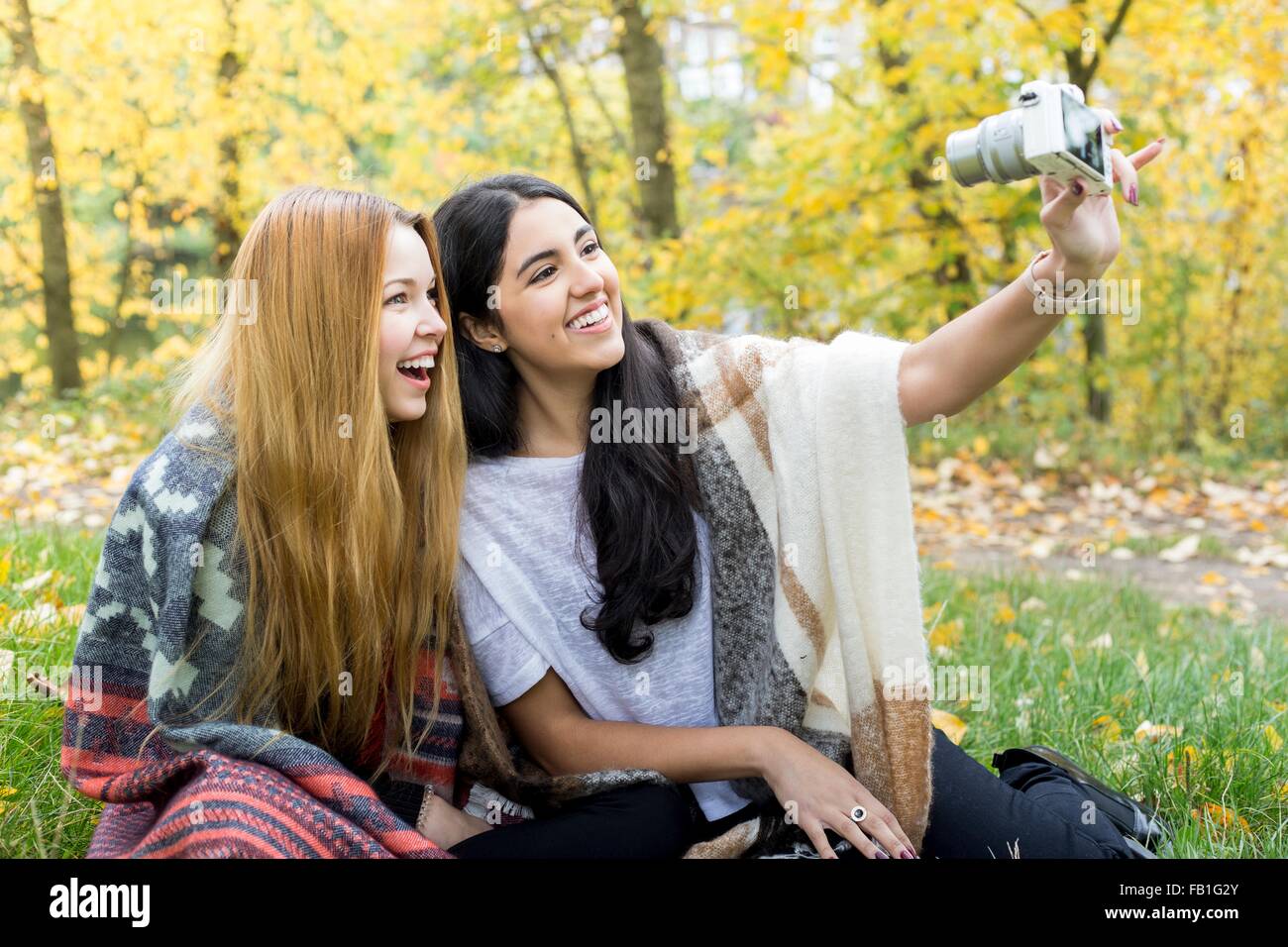 Junge Frauen, die die Selfie im Wald, Hampstead Heath, London Stockfoto