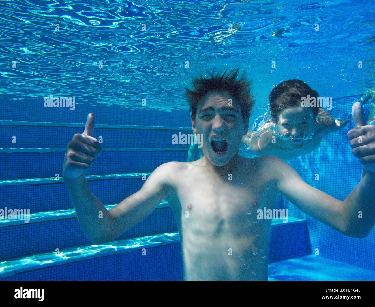 Unterwasser-Blick des jungen Daumen aufgeben, im Schwimmbad Stockfoto