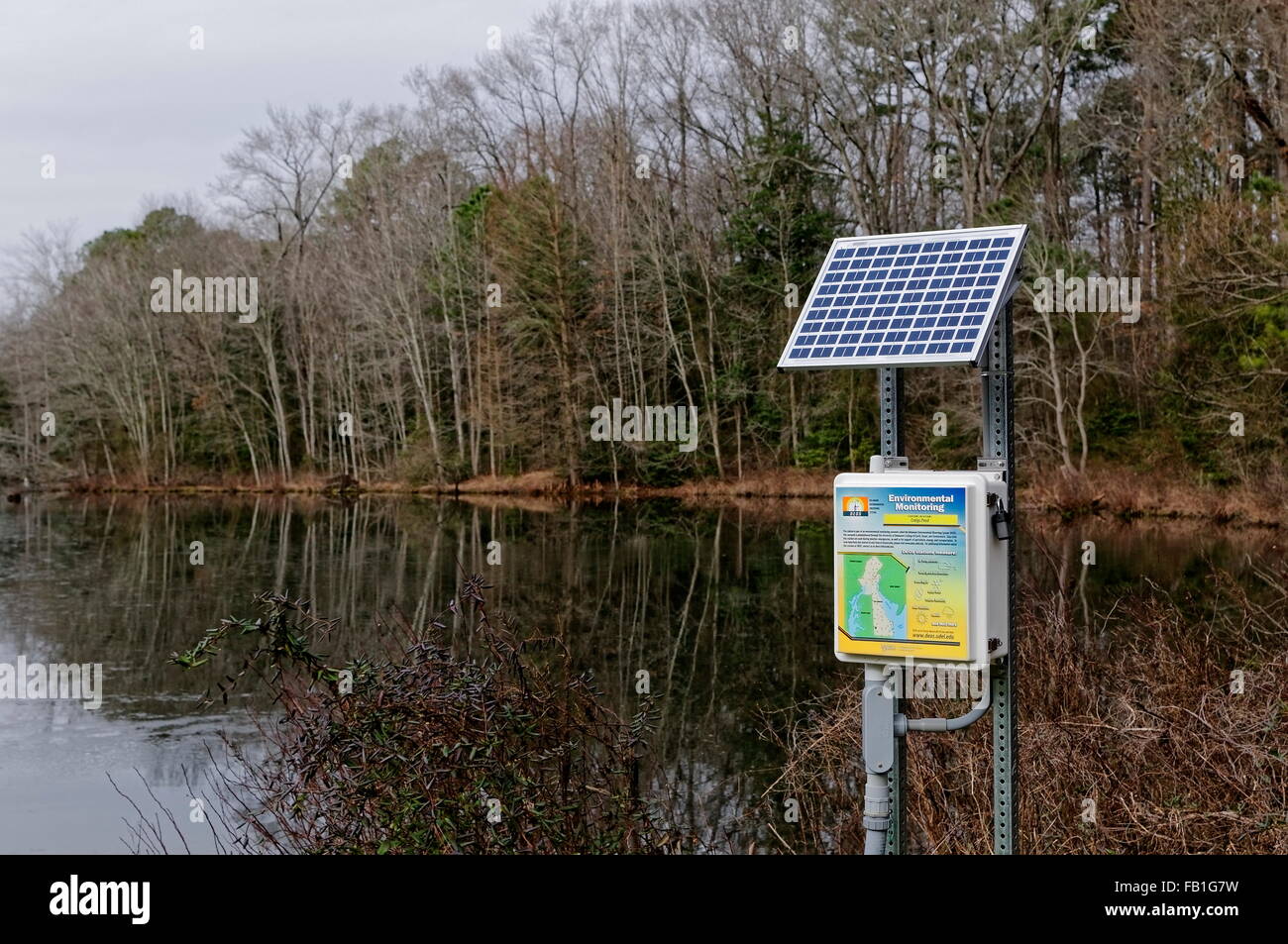 Die solarbetriebene Umweltüberwachungsstation DEOS der Universität Delaware meldet die Bedingungen an einem lokalen Mühlenteich. Stockfoto