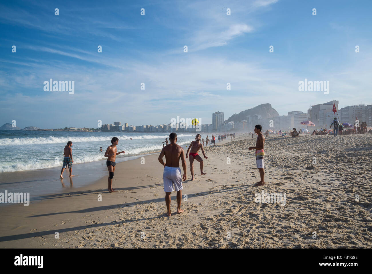 Junge Männer, die Fußball spielen, die Copacabana, Rio De Janeiro, Brasilien Stockfoto