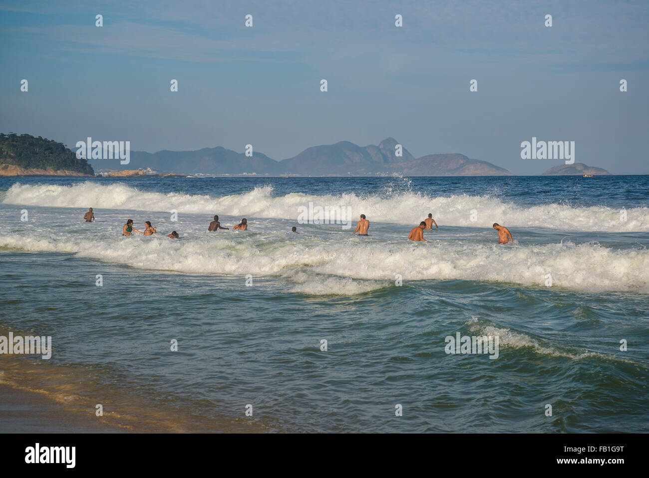 Menschen, die Schwimmen im Meer, Strand der Copacabana, Rio De Janeiro, Brasilien Stockfoto