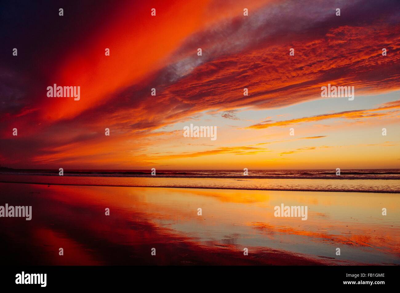 Verlassener Strand, unter dramatischen orangefarbenen Himmel bei Sonnenuntergang, San Diego, Kalifornien, USA Stockfoto