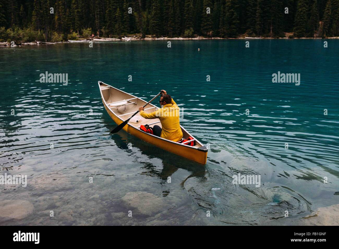 Hohen Winkel Rückansicht Mitte erwachsenen Mannes paddeln Kanu auf Moraine Lake, Banff Nationalpark, Alberta Kanada Stockfoto