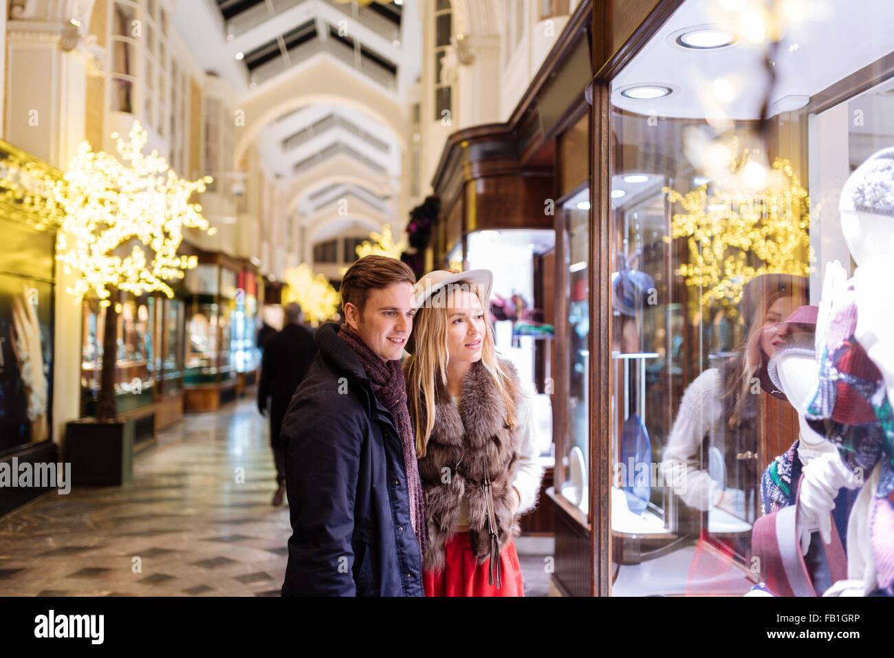 Junges Paar Schaufensterbummel in Burlington Arcade an Weihnachten, London, UK Stockfoto