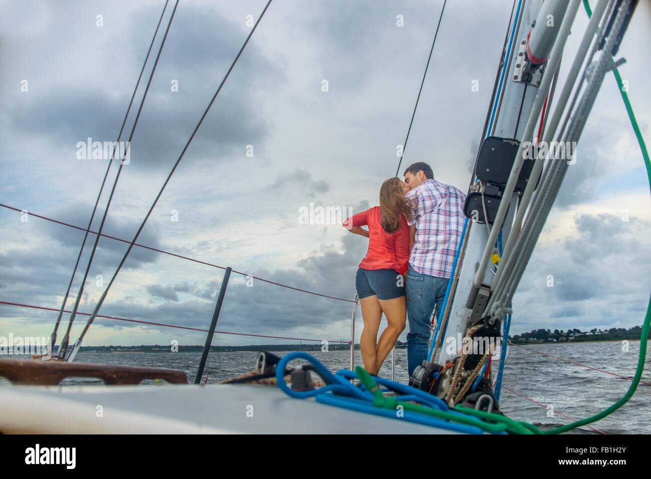 Rückansicht des Paares am Bug des Bootes zu küssen Stockfoto