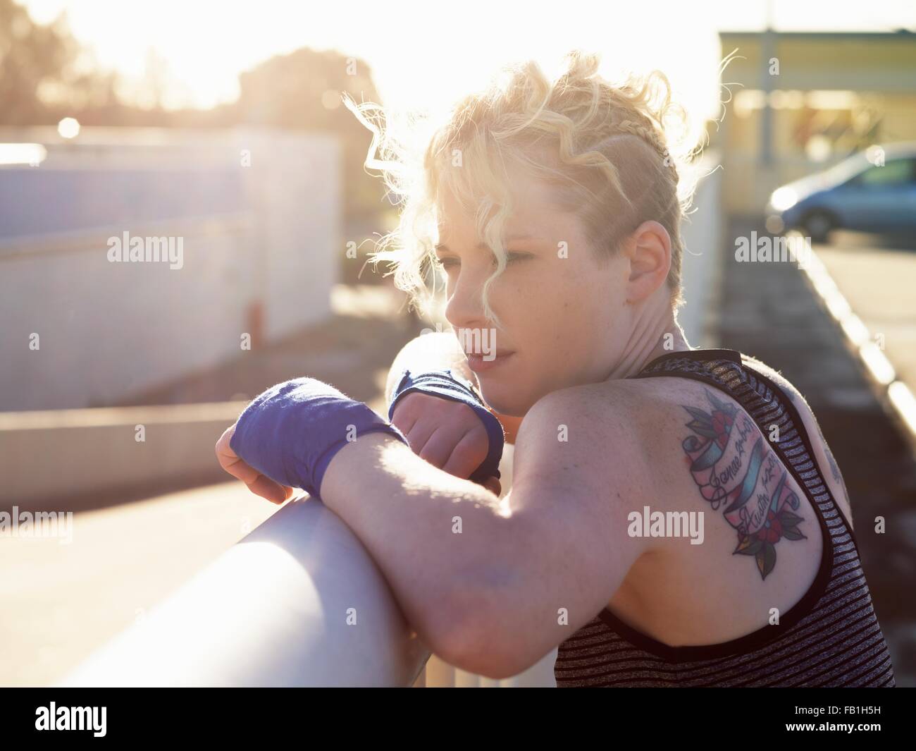 Porträt des jungen Boxerin urban Reling gelehnt Stockfoto
