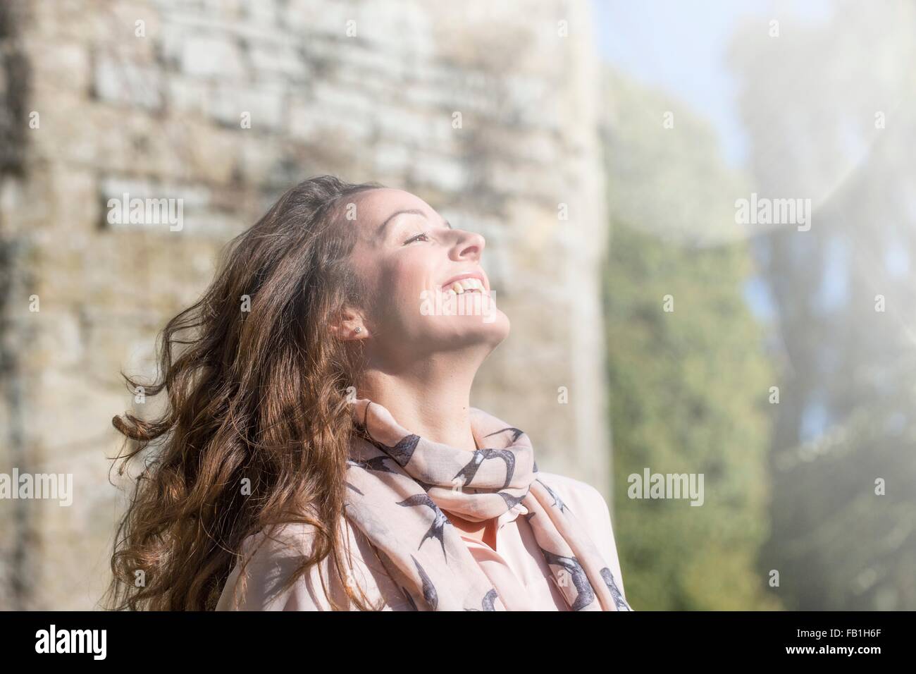 Porträt des unbeschwerten Frau bei Thornbury Castle, South Gloucestershire, UK Stockfoto