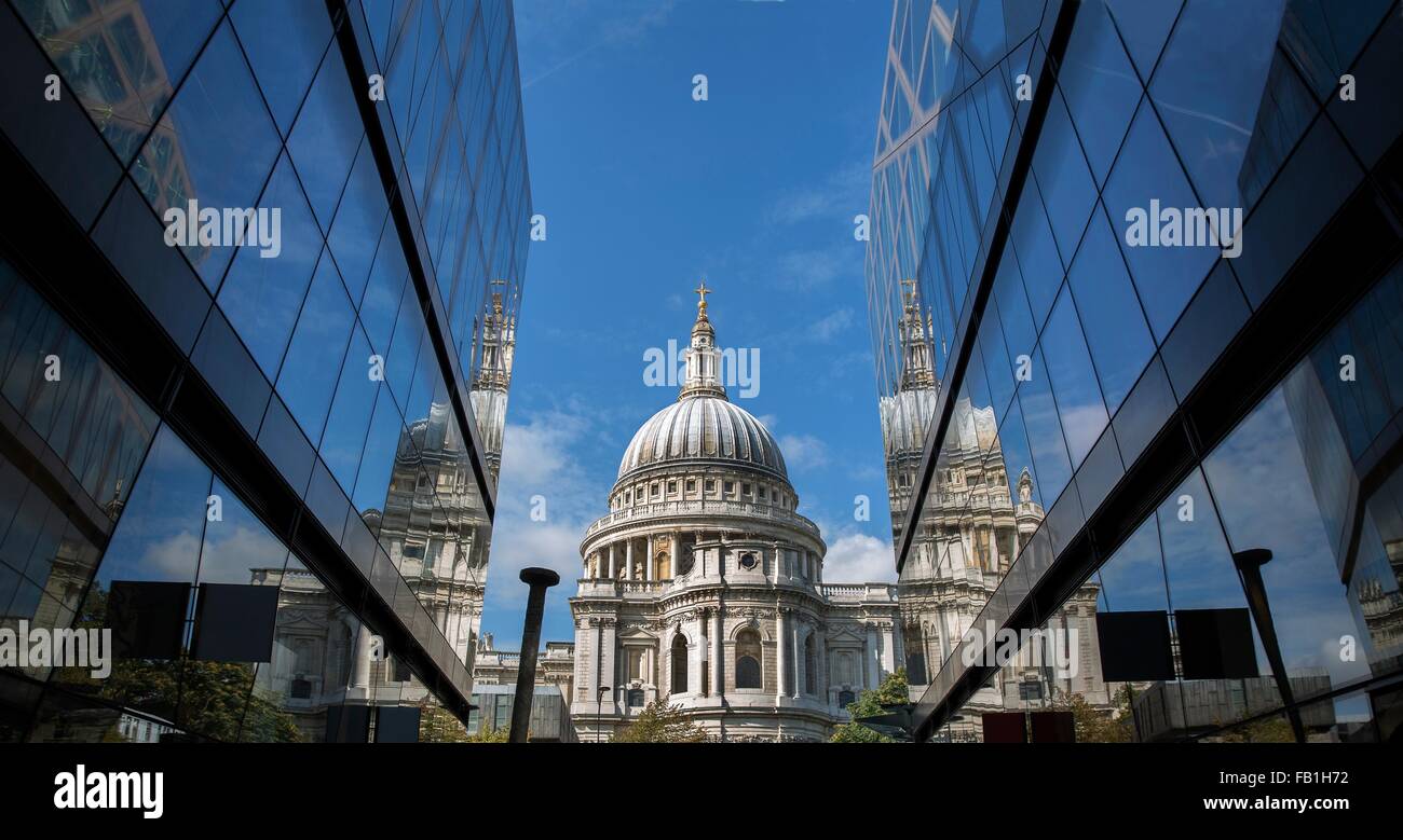 Ansicht der St Pauls Cathedral zwischen Glas fronted Bürogebäude, London, UK Stockfoto