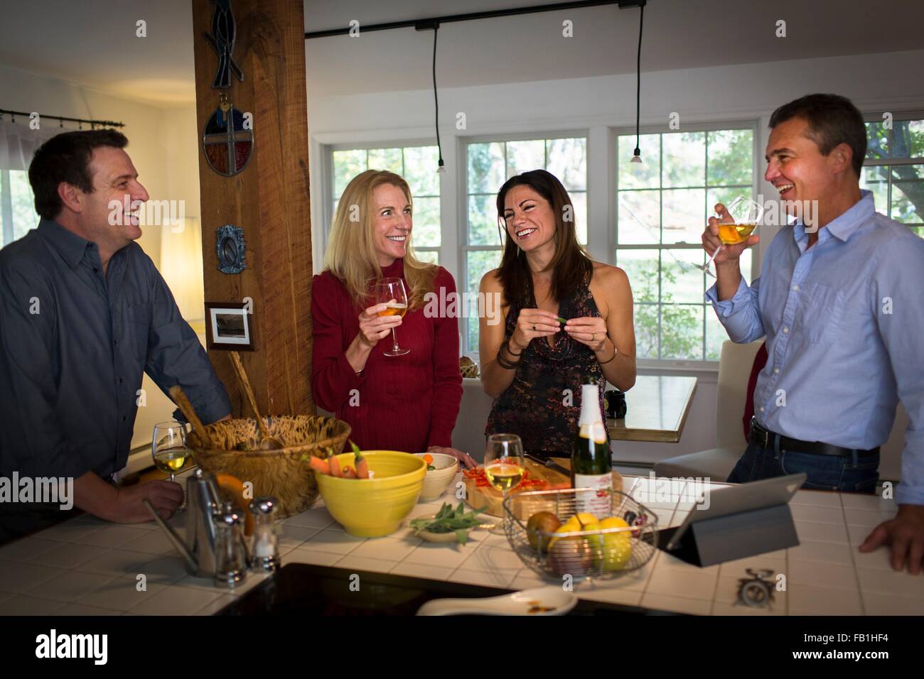 Zwei Reife Paare trinken Wein bei Dinner-party Stockfoto