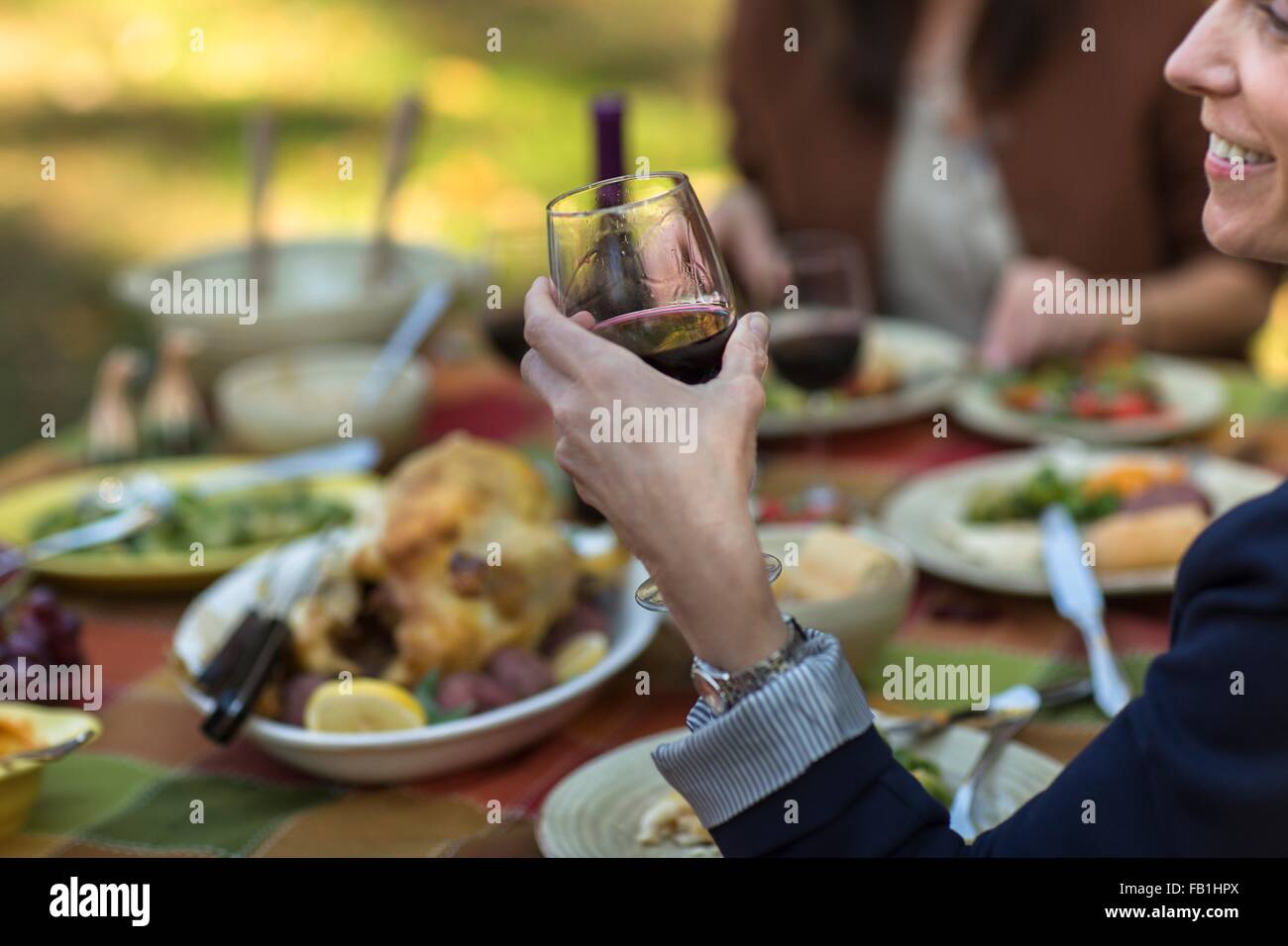 Schuss von Reife Frauen, Essen und trinken am Garten Dinnerparty beschnitten Stockfoto