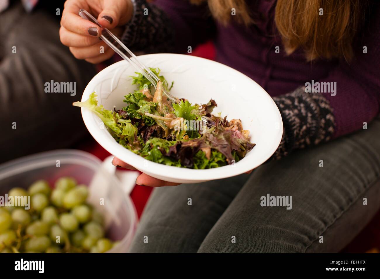 Aufnahme des jungen Paares Picknick Salat essen beschnitten Stockfoto