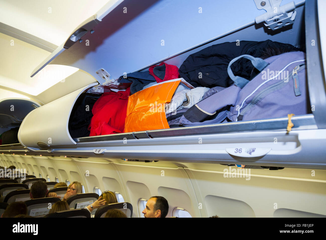 Obenliegende Passagier Spind / Schränke / Fach / Fächer für verstauen  Passagiere Taschen Gepäck im Flugzeug Airbus Kabine Stockfotografie - Alamy